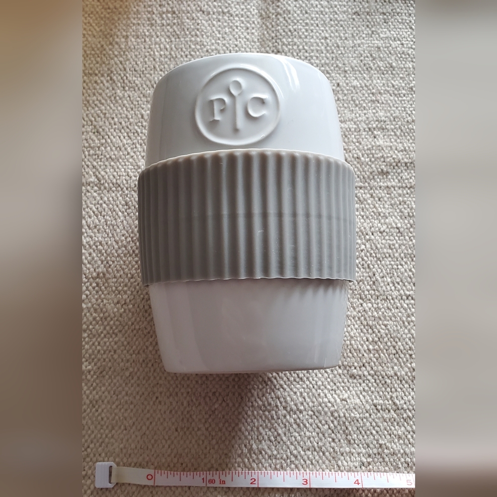 Pampered Chef White Ceramic Coffee/Tea Mug with Ribbed Grip 16 oz.